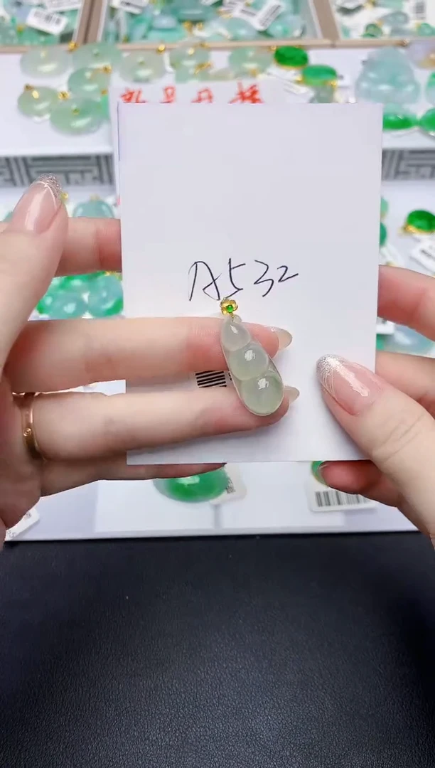 翡翠18K金镶嵌颈饰天然缅甸A货翡翠