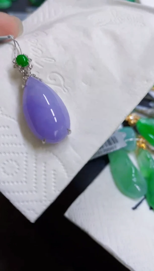 颈饰18K金镶嵌翡翠水滴