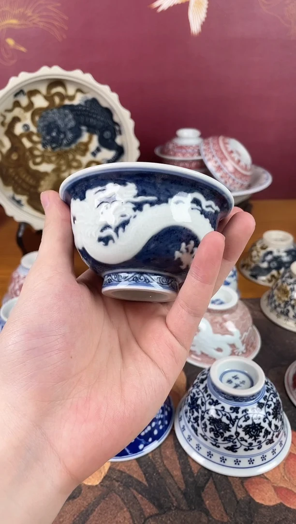 青花暗刻龙纹压手杯
