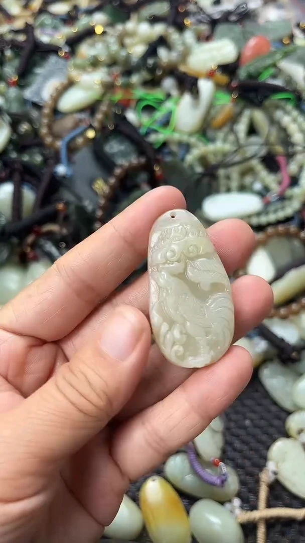 和田玉未镶嵌颈饰（多样性发一件）没有证书有瑕