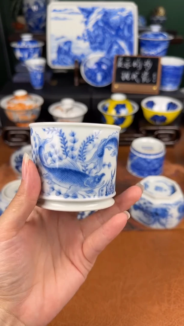 杯望月怀古。鱼藻直口杯