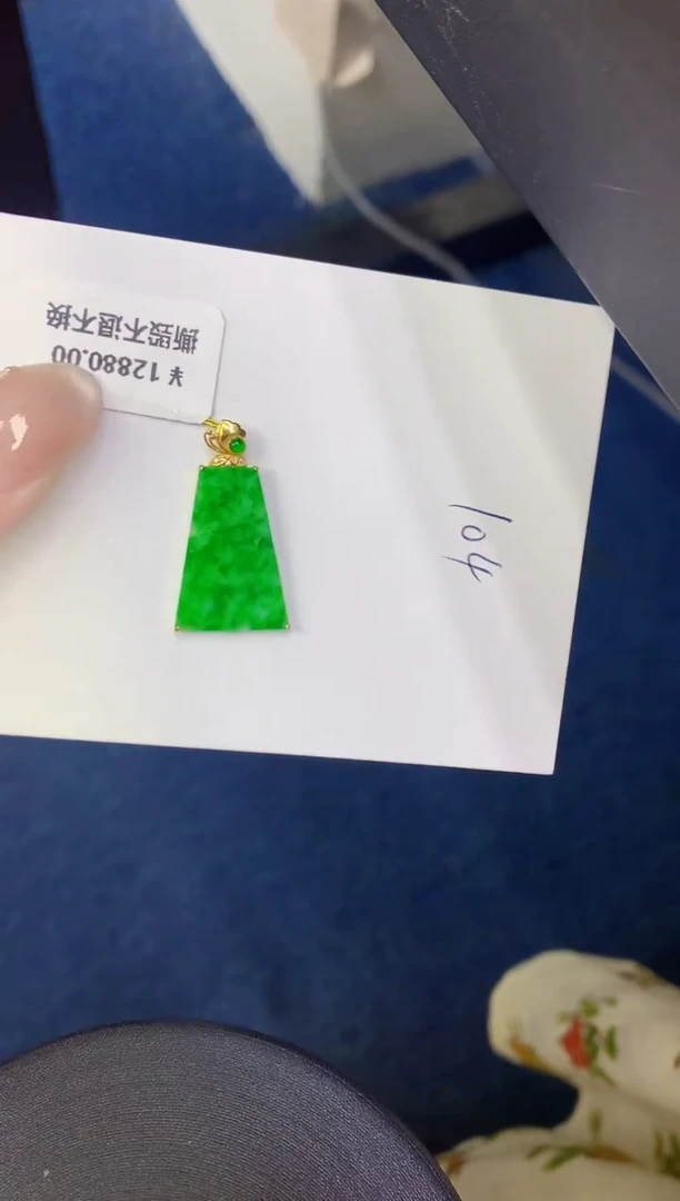 颈饰18K金镶嵌翡翠缅甸天然翡翠a货