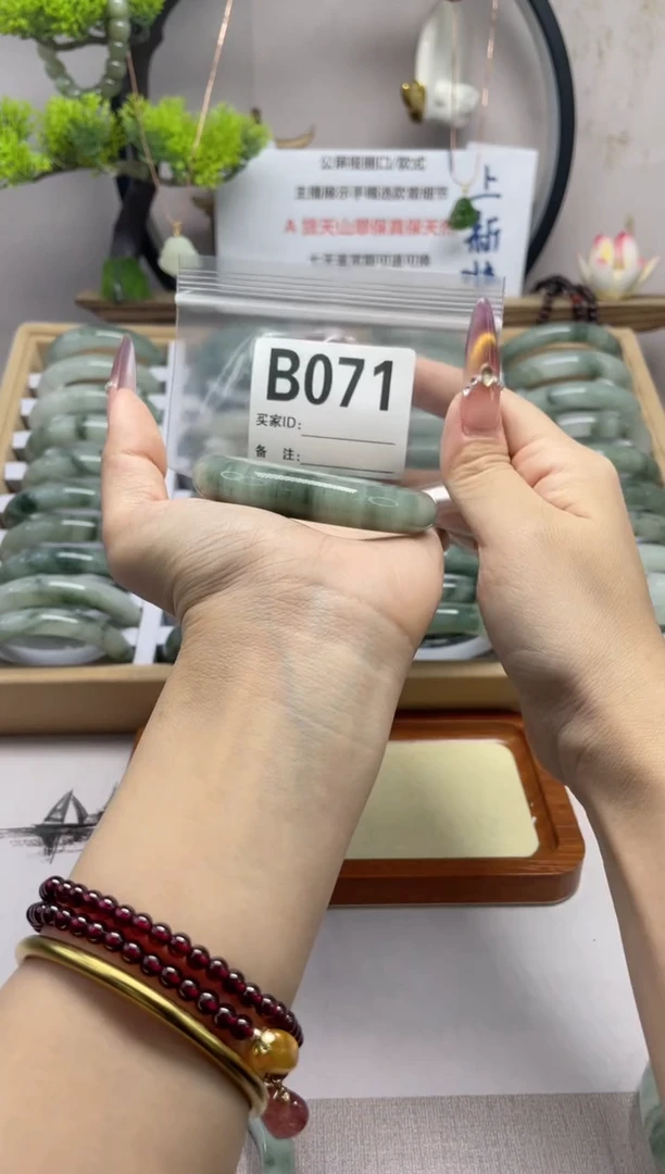 【闪购商品】石英质玉（天山翠）手镯未镶嵌b071