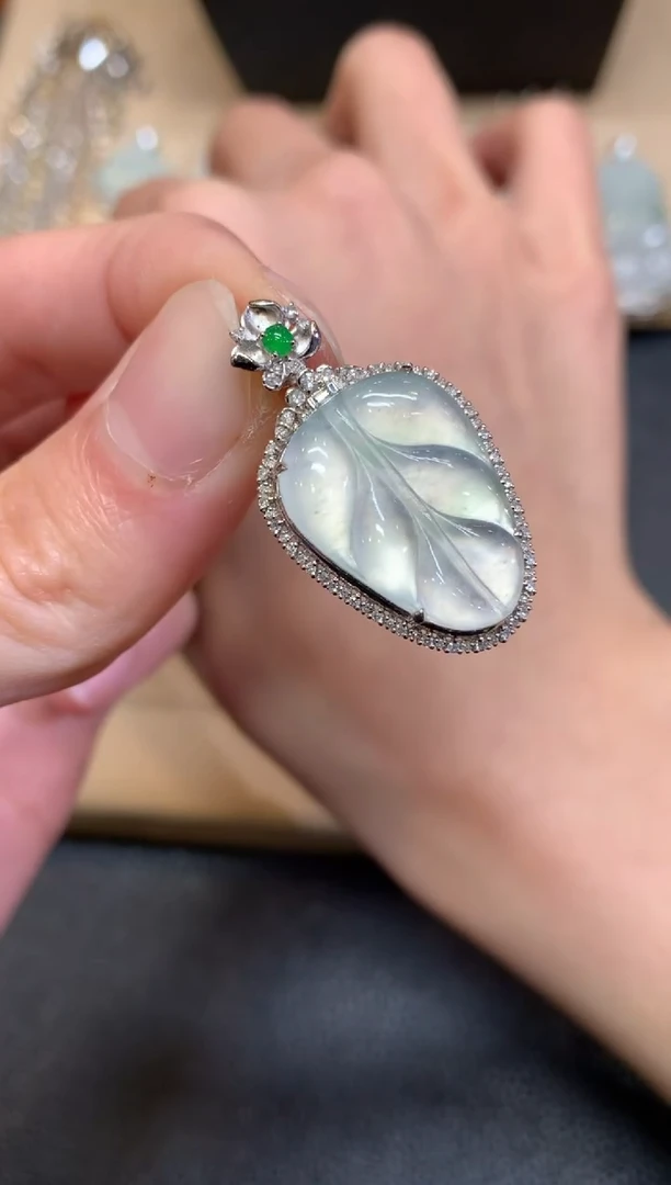 【闪购商品】翡翠颈饰18K金镶嵌叶子【无服务费】