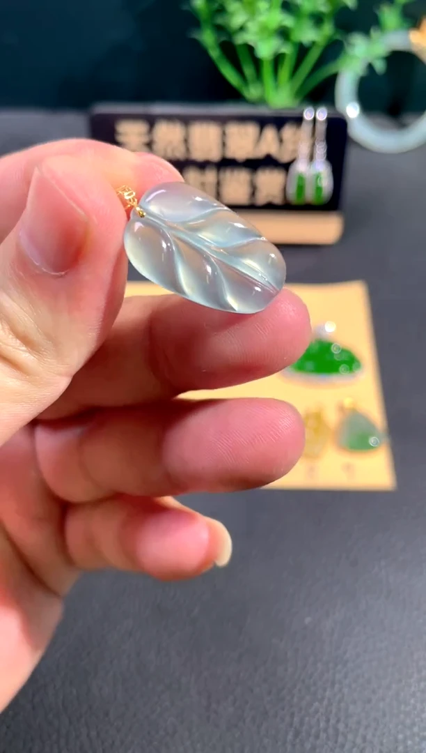 颈饰18K金镶嵌翡翠翡翠