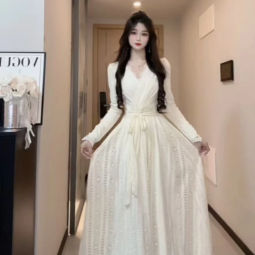 冬季加绒法式温柔风V领蕾丝连衣裙女新款长袖收腰显瘦气质裙