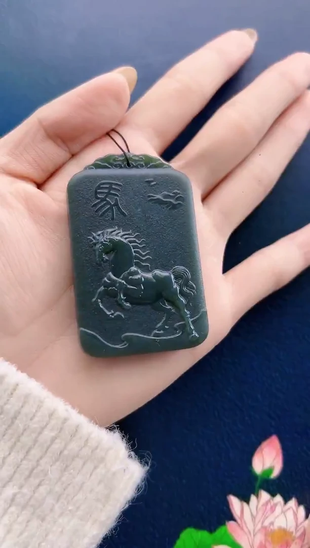 颈饰未镶嵌和田玉吊坠