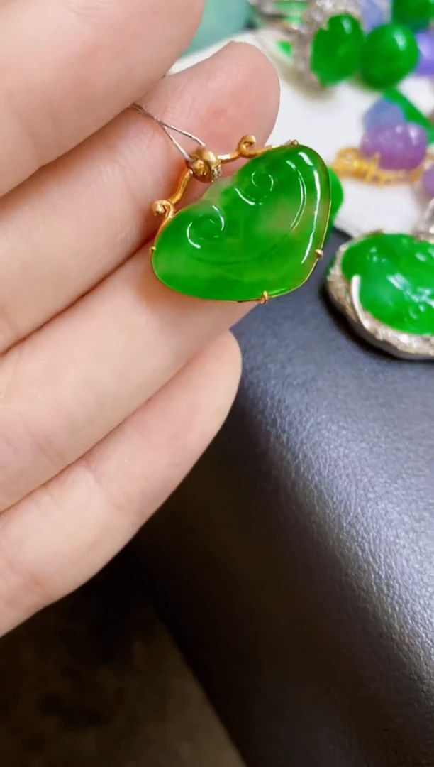 颈饰18K金镶嵌翡翠如意