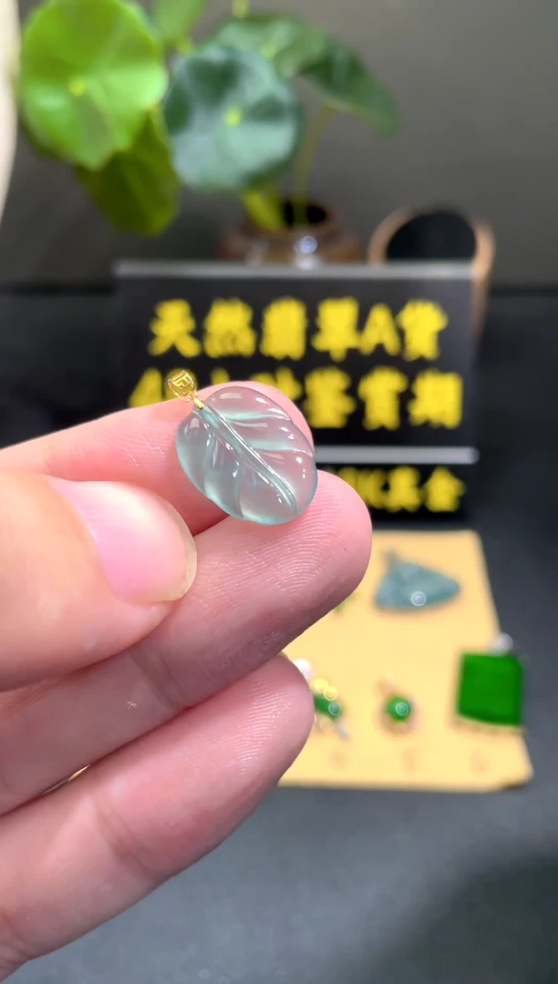 颈饰18K金镶嵌翡翠翡翠A货