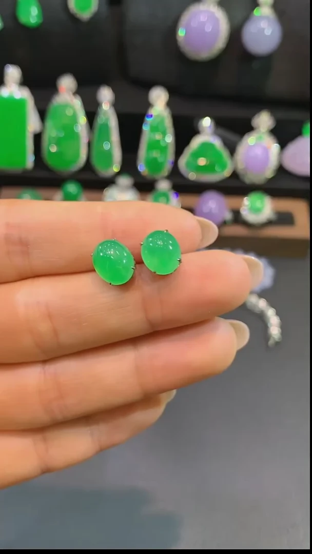 18K金镶嵌翡翠耳饰耳钉