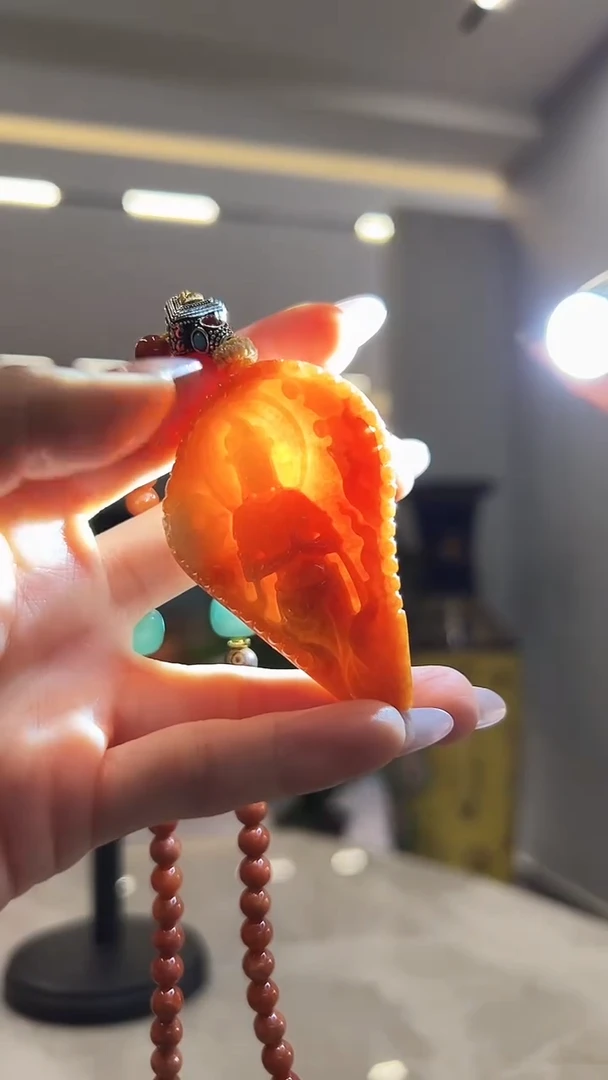 翡翠未镶嵌颈饰观音