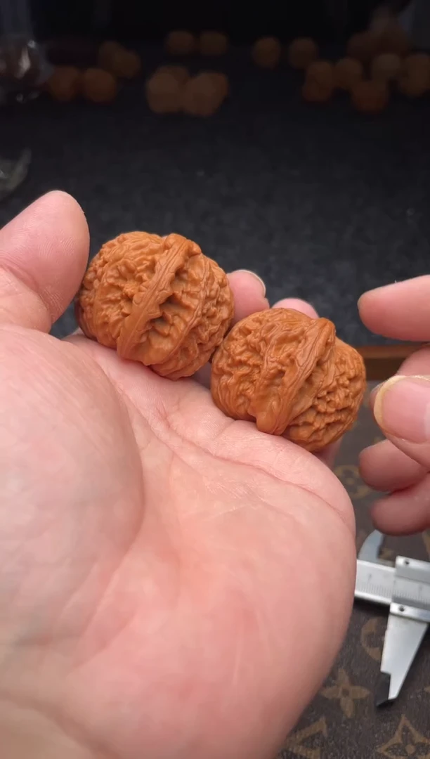 把件文玩核桃 B  188号  42 尺白狮子