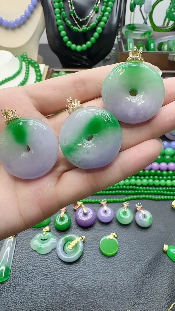 颈饰未镶嵌翡翠王冠春彩面包扣