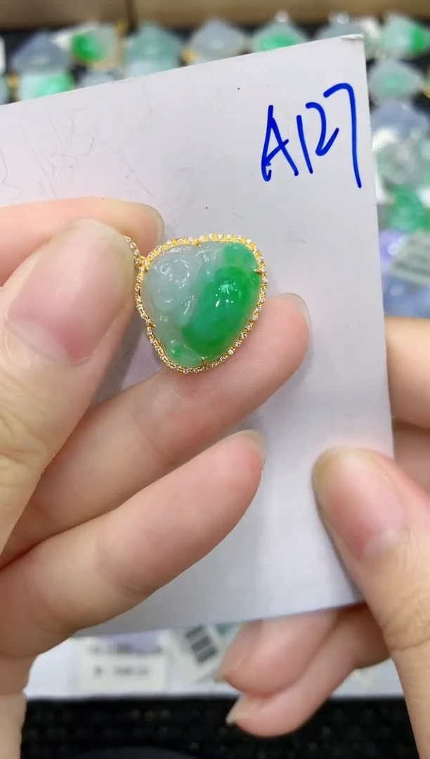 翡翠18K金镶嵌颈饰111111111111