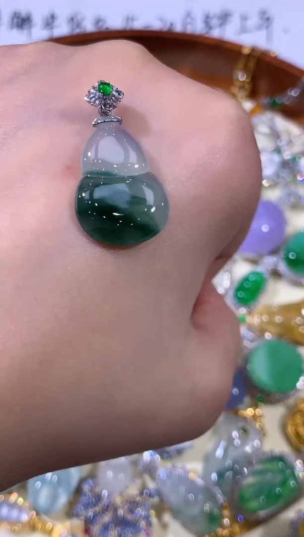 吊坠(不含链)18K金镶嵌翡翠42飘绿葫芦