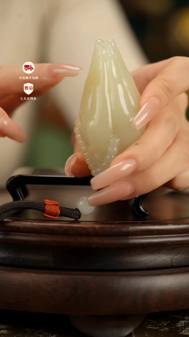 云南石竹叶青雕刻：佛手莲花把件摆件