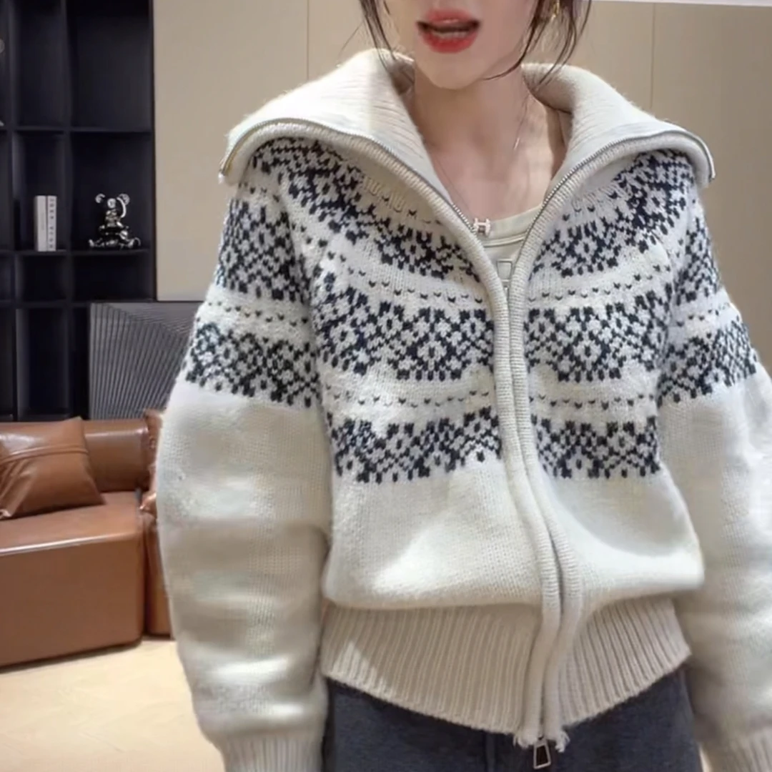 时尚别致针织毛衣翻领提花宽松型毛衣网红款百搭休闲遮肉气质上衣