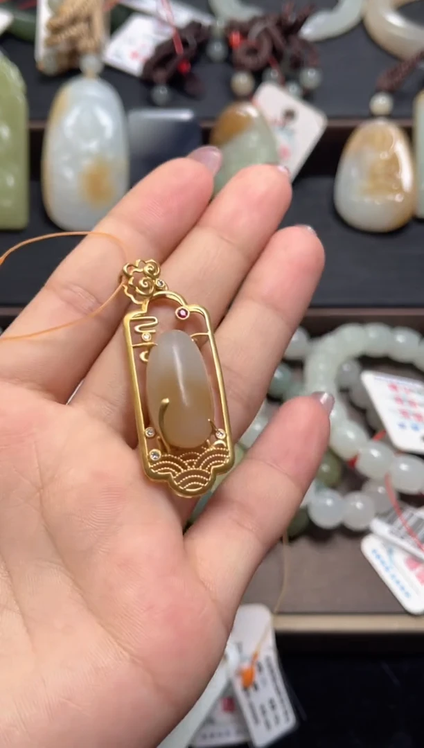 吊坠(不含链)18K金镶嵌和田玉且末糖白 原石 有内裂80995