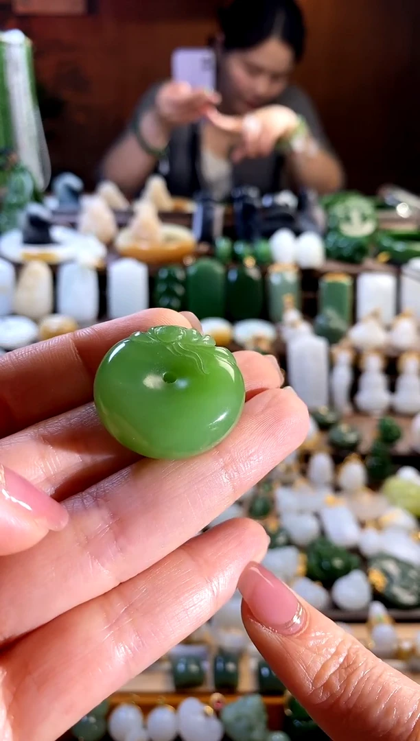 和田玉未镶嵌吊坠(不含链).