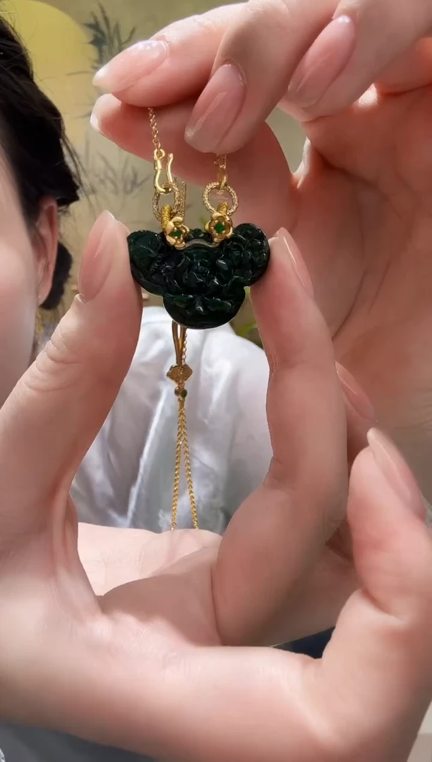 颈饰未镶嵌翡翠吊坠
