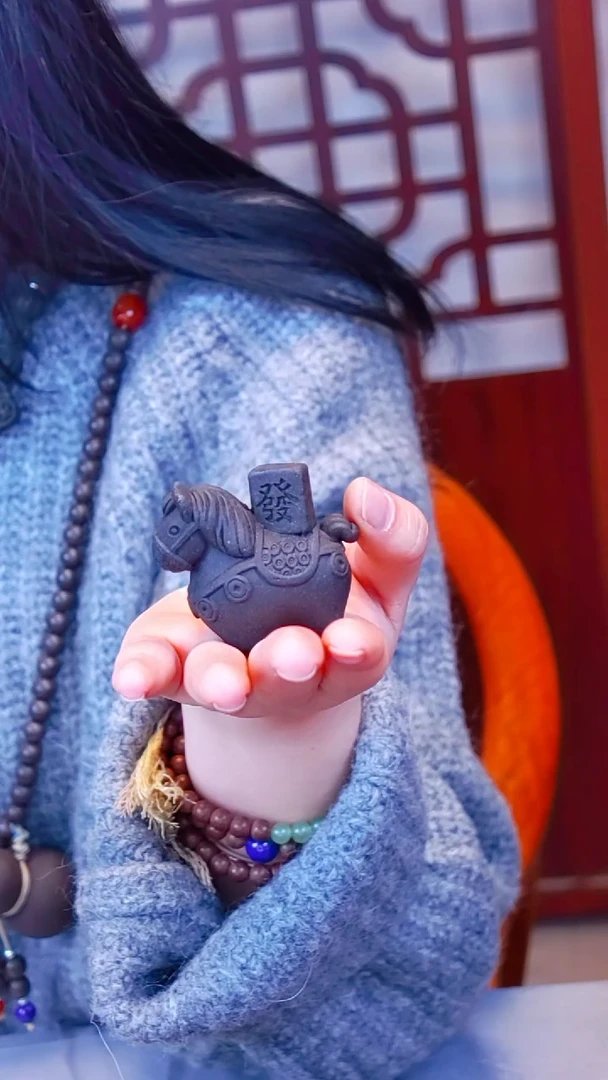 珠串木易留香养心小马把件