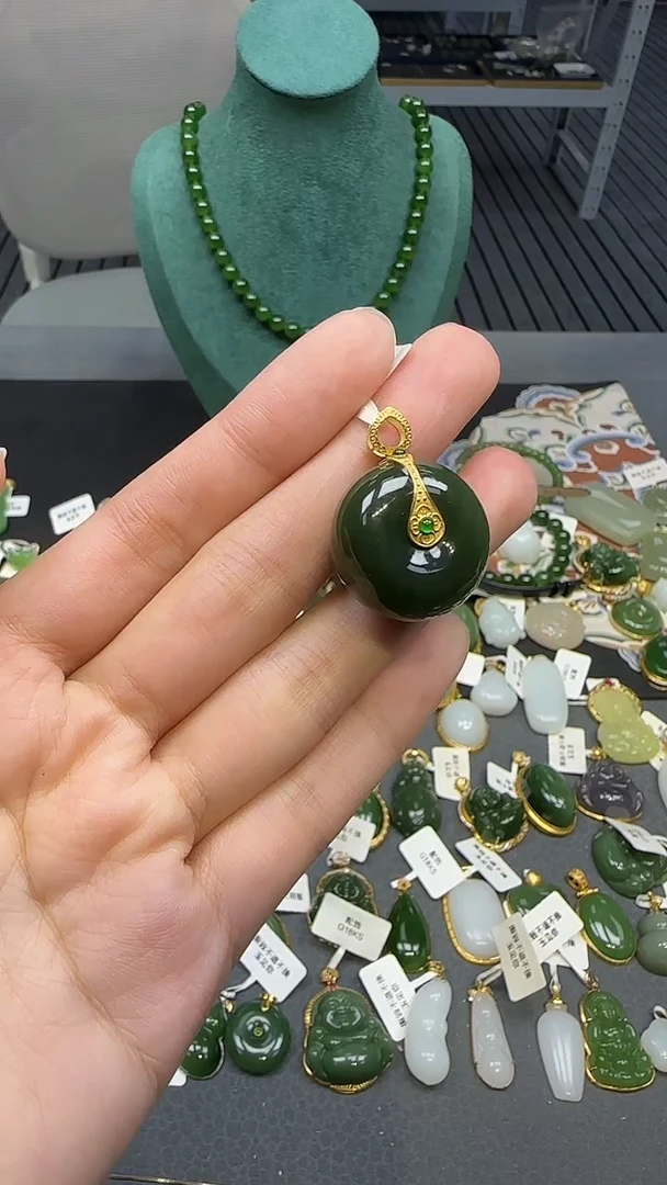 18K金镶嵌和田玉挂件1