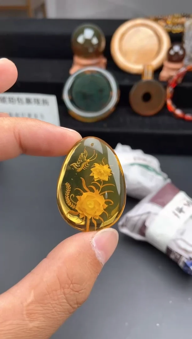 未镶嵌颈饰琥珀阴雕蝶恋花吊坠