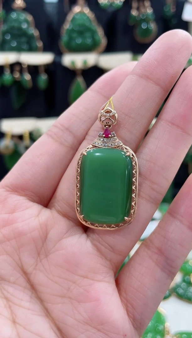 和田玉（碧玉）18K金镶嵌颈饰无事牌