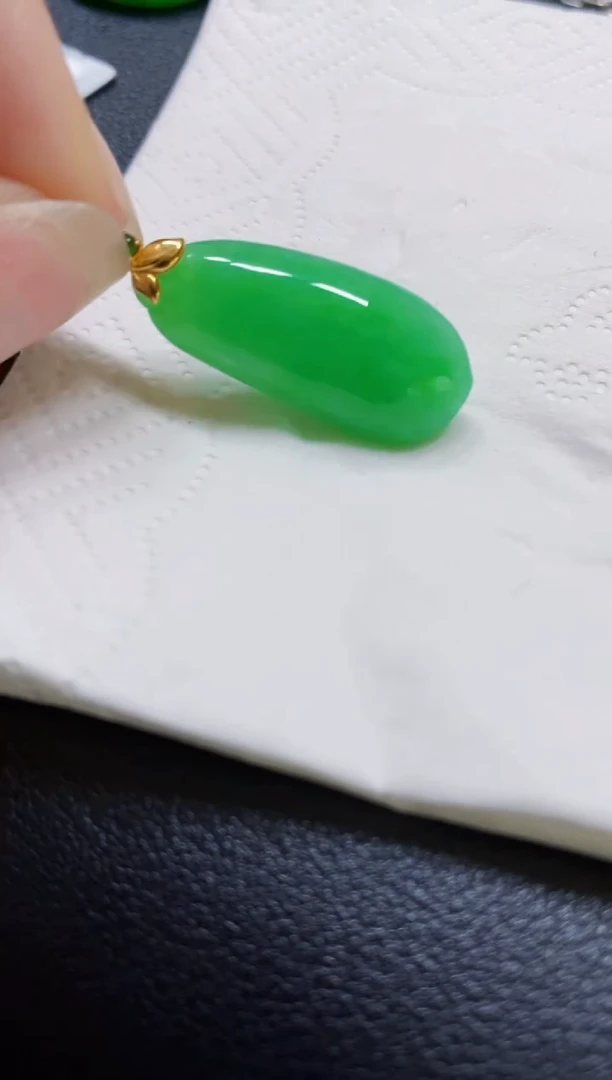 颈饰18K金镶嵌翡翠瓜