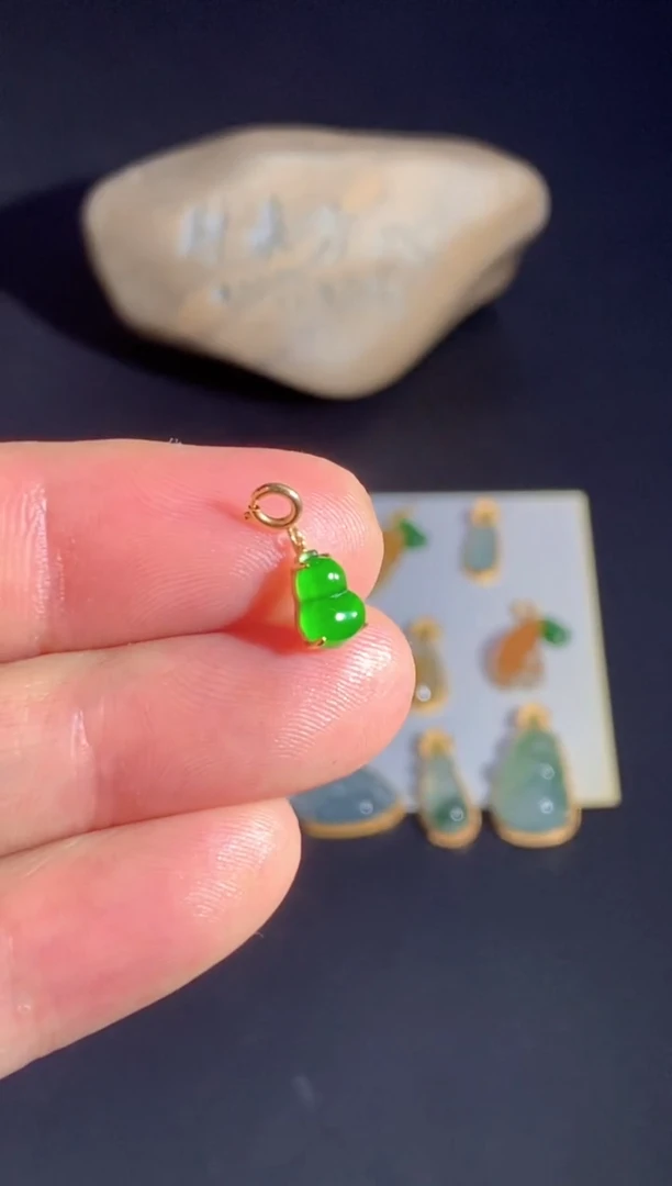 颈饰18K金镶嵌翡翠