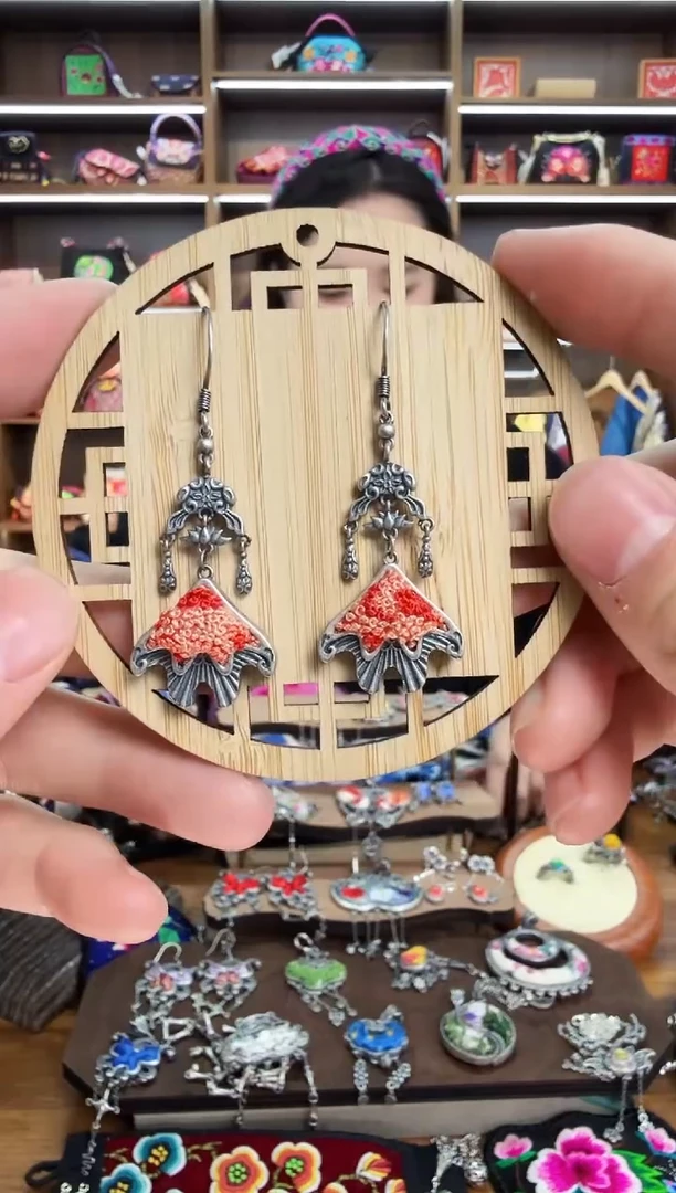 【闪购商品】织绣90蒙阿苏苗绣传承