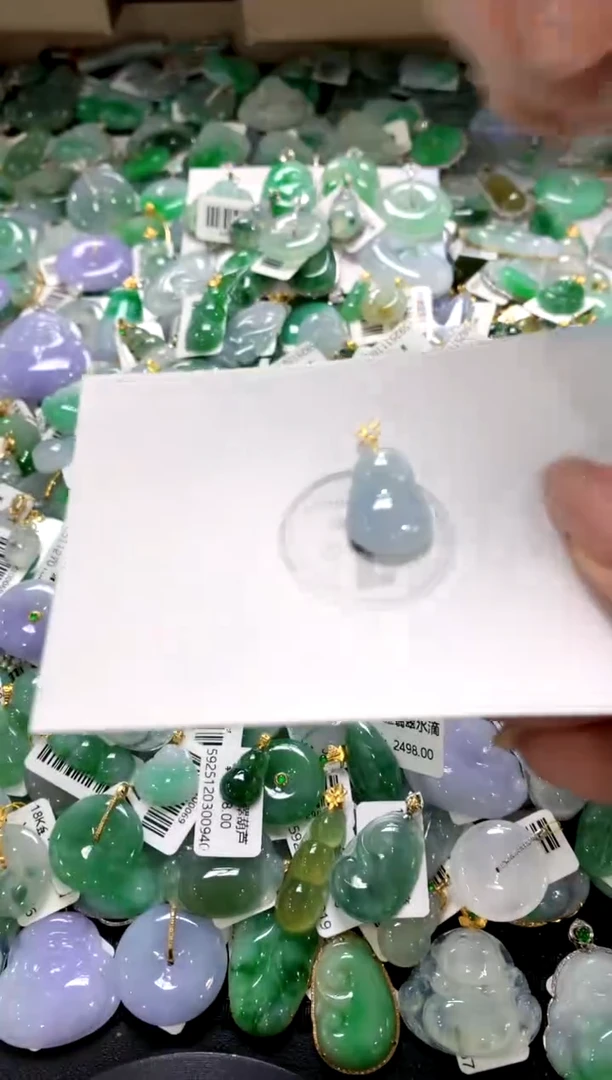 颈饰18K金镶嵌翡翠1111111111111111