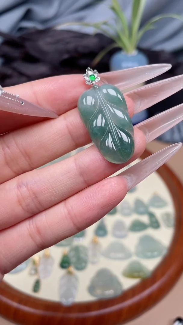 翡翠18K金镶嵌颈饰叶子
