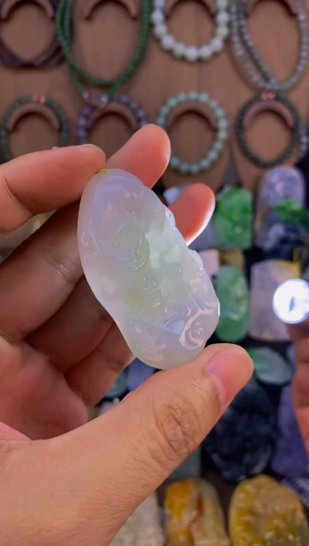 翡翠未镶嵌颈饰龙