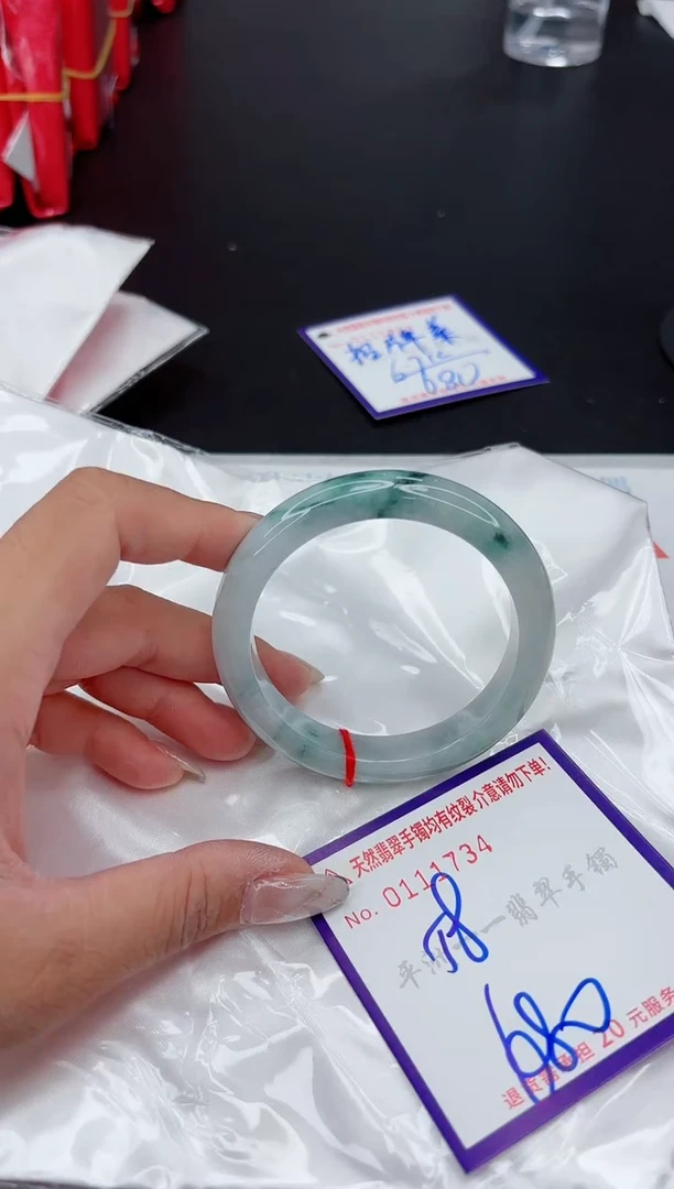 翡翠手镯未镶嵌1