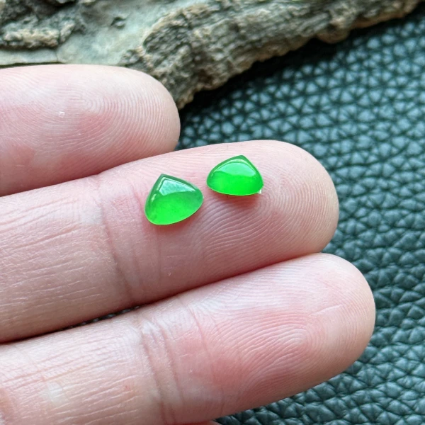 天然缅甸翡翠心型蛋面