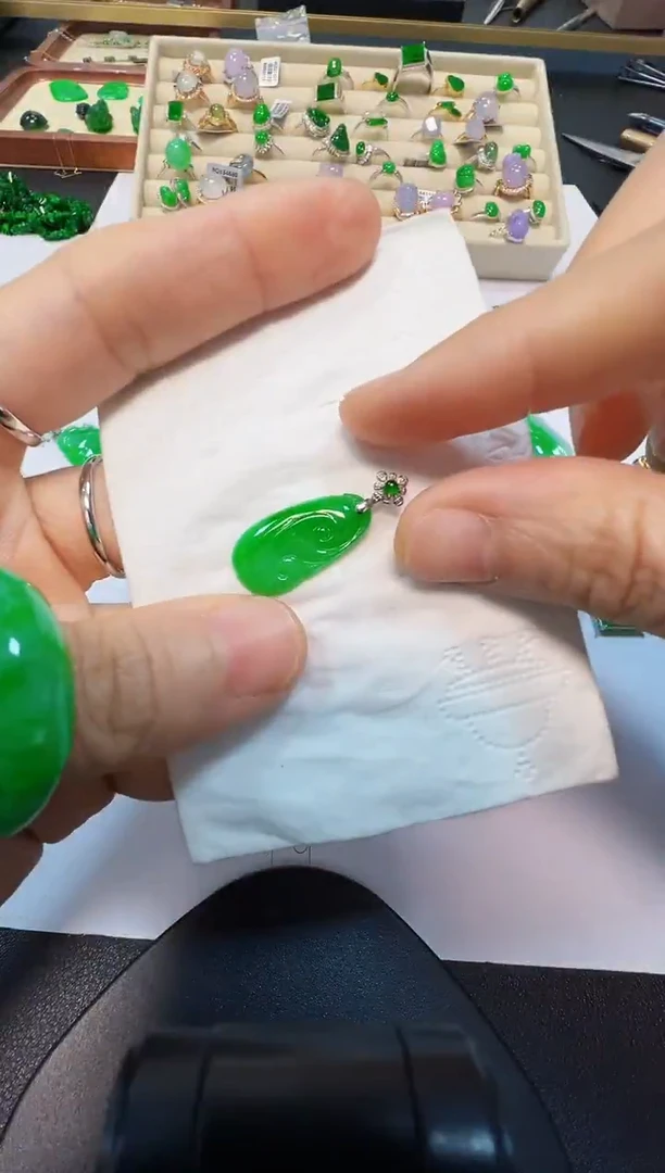 吊坠(不含链)18K金镶嵌翡翠1800