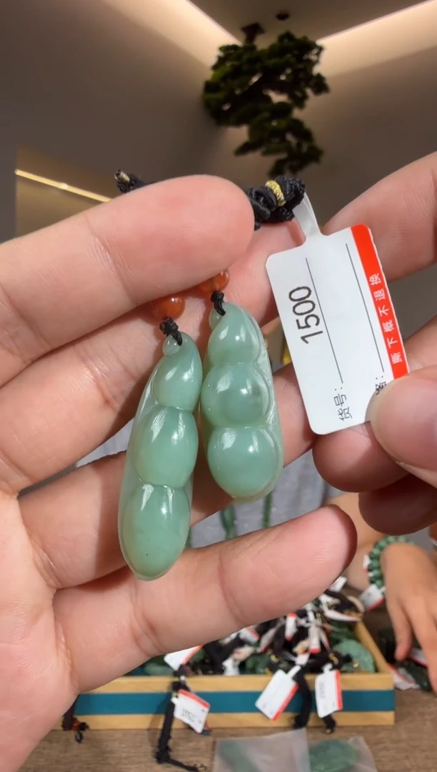颈饰未镶嵌和田玉1多样性发货发其中一件