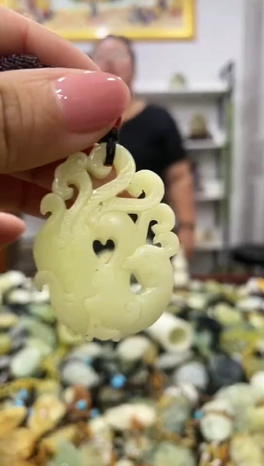 岫玉未镶嵌吊坠