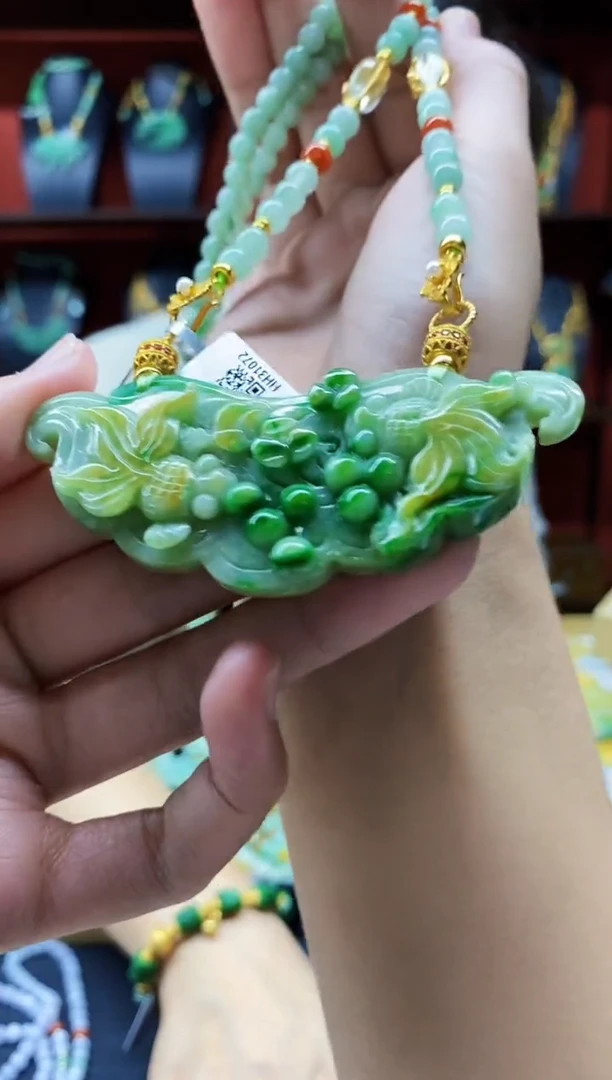 颈饰未镶嵌翡翠吊坠