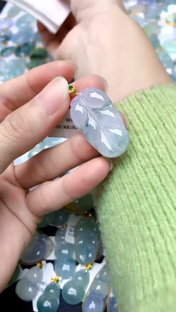 颈饰18K金镶嵌翡翠天然A货翡翠