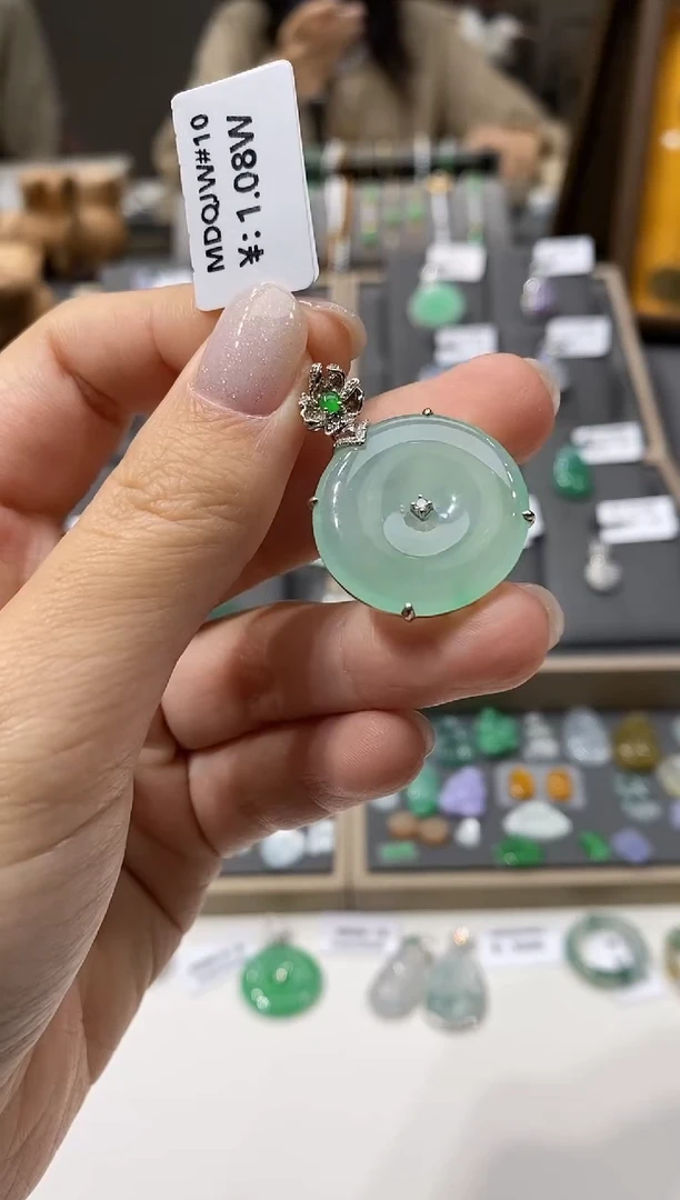 颈饰18K金镶嵌翡翠平安扣