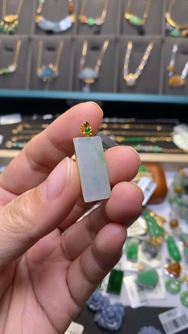 颈饰18K金镶嵌翡翠净货37527