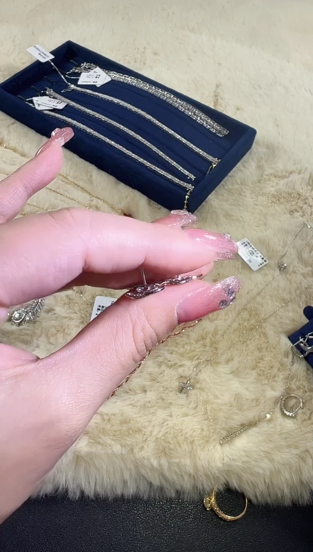 【闪购商品】钻石耳钉18K金镶嵌小c耳钉hgt