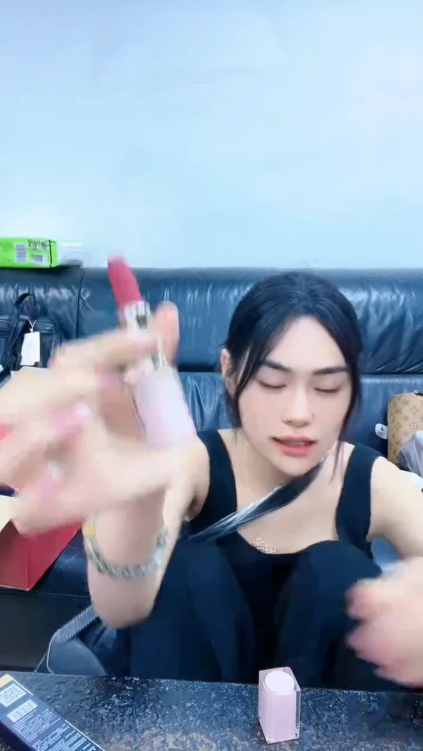 2025624【051】追色口红520豆沙色
