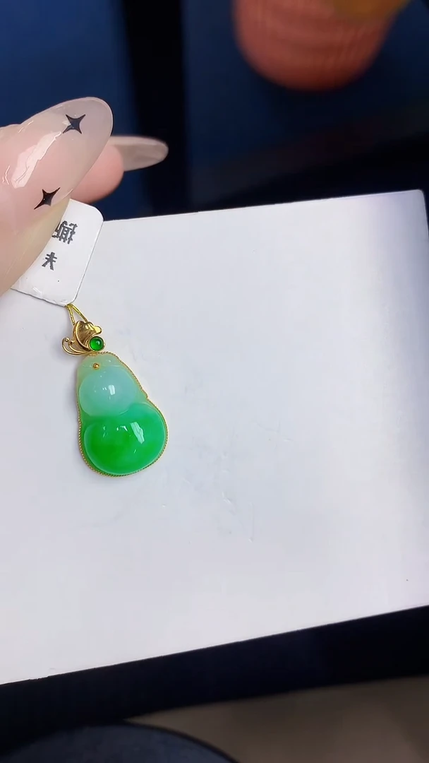 颈饰18K金镶嵌翡翠缅甸天然翡翠A货