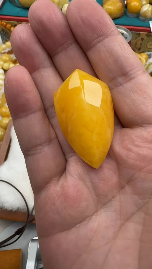 琥珀未镶嵌珠宝奇石明****️微瑕焦皮妖花浓蜡盾牌吊坠HZ075