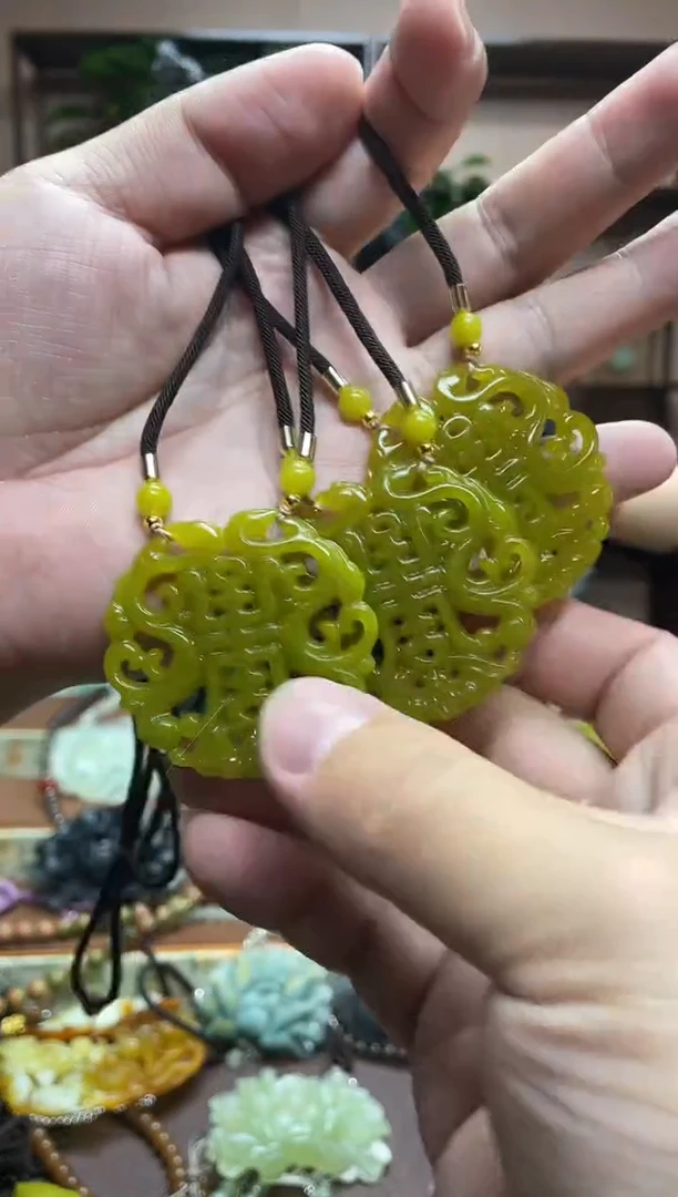 未镶嵌岫玉颈饰多样性发货发其中之一