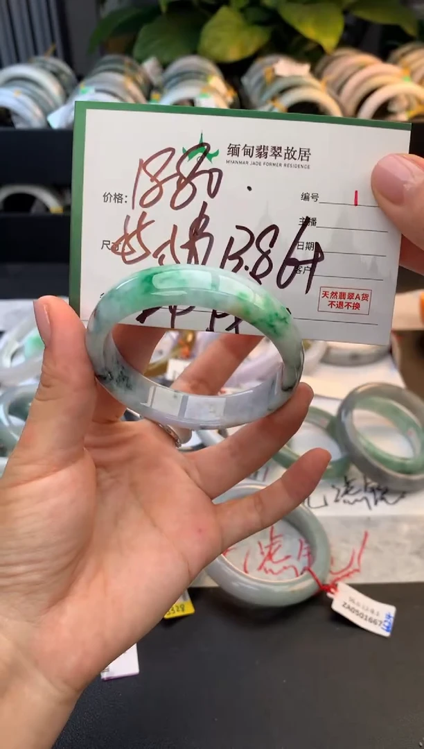 未镶嵌定制翡翠毛货需精细抛光+多人