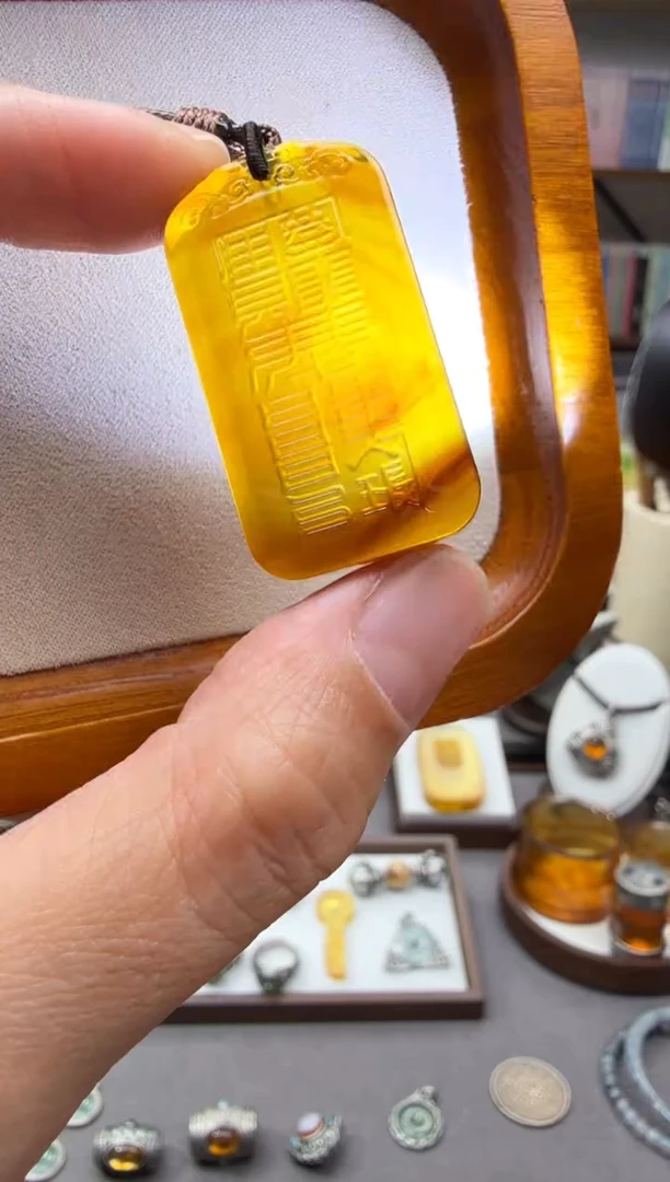 琥珀颈饰未镶嵌钱库